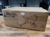 une boîte en carton posée sur une table en bois, sur laquelle est dessiné un homme en scooter