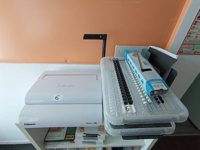 une imprimante posée sur un bureau à côté d'une imprimante