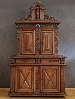 un vieux meuble en bois avec des sculptures et des gravures sur le dessus