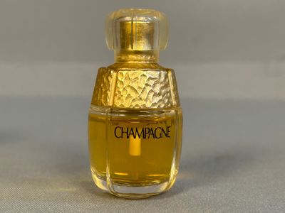 une petite bouteille de champagne posée sur une table