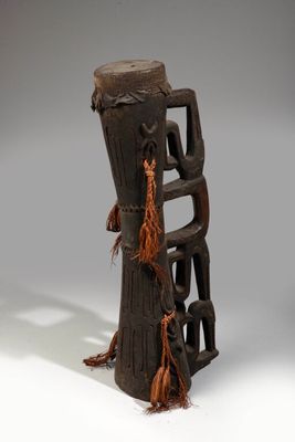 une photo d'une sculpture en bois surmontée d'une échelle