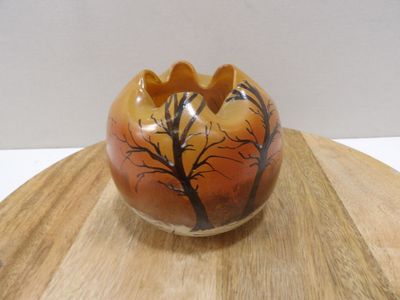 un vase orné d'un arbre, posé sur une table en bois