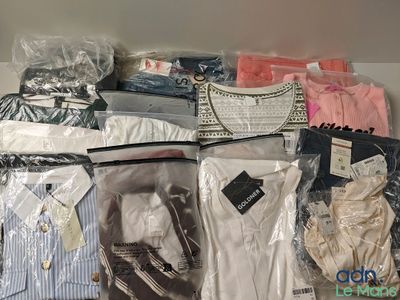 beaucoup de vêtements rangés dans un sac