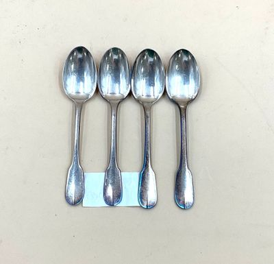 six cuillères sont alignées sur une surface blanche