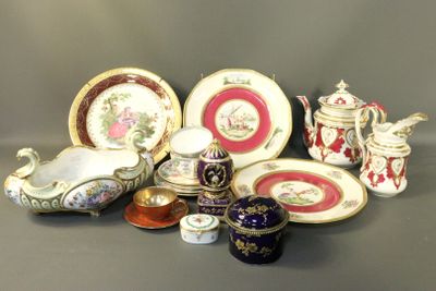 de nombreux types de porcelaine sont exposés sur la table