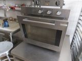 un four qui se trouve au milieu d'une cuisine
