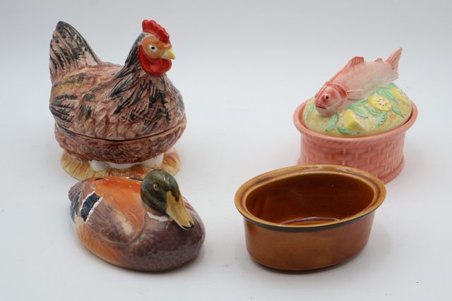 Lot de deux terrines Géo, canard, poule, poisson. Joint un couver...