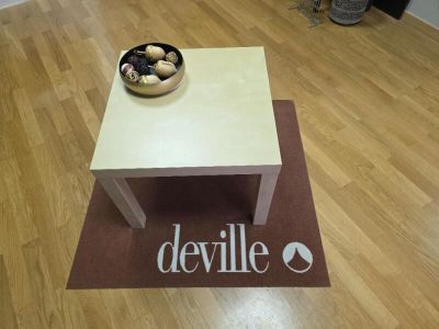 un bol de beignets posé sur une table basse au milieu du salon