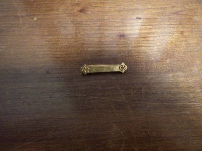 un petit objet métallique posé sur une table en bois