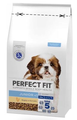 un gros plan sur un sac de croquettes pour chien sur fond blanc
