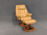 fauteuil inclinable en cuir avec repose-pieds et repose-jambes, sur un piètement en bois