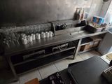 de nombreuses tasses et verres posés sur le plan de travail de la cuisine