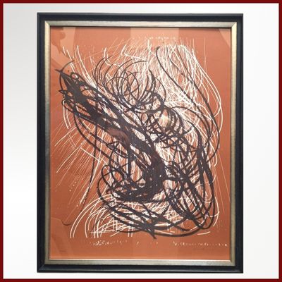 tableau encadré avec un fond marron et un cadre noir