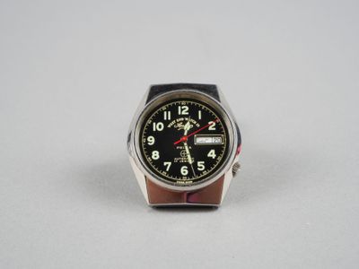 gros plan d'une montre-bracelet sur une surface blanche
