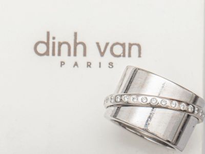 une bague posée sur une boîte