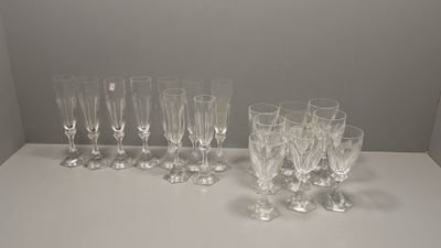 six verres à vin posés les uns à côté des autres sur une table