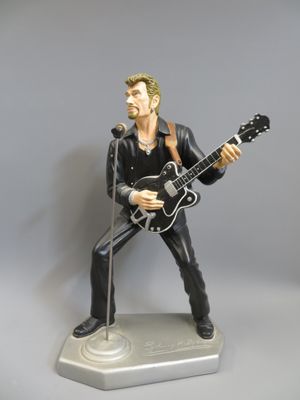 Figurine Johnny Hallyday en résine polychrome signée sur la terrasse, 