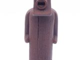 une statue en bois représentant un homme coiffé d'un chapeau