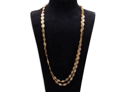 un collier à chaîne en or sur un mannequin noir