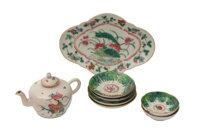 une théière, une tasse à thé et une soucoupe posées sur une assiette