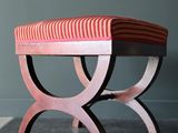 un banc sur lequel est posé un coussin rayé rouge et blanc