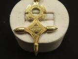 un gros plan d'une petite boîte blanche ornée d'une croix dorée
