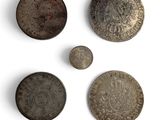 quatre types de pièces différents sont présentés sur une surface blanche