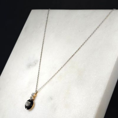 Pendentif en or jaune et or gris 750/1000 (18K) orné d'une p…