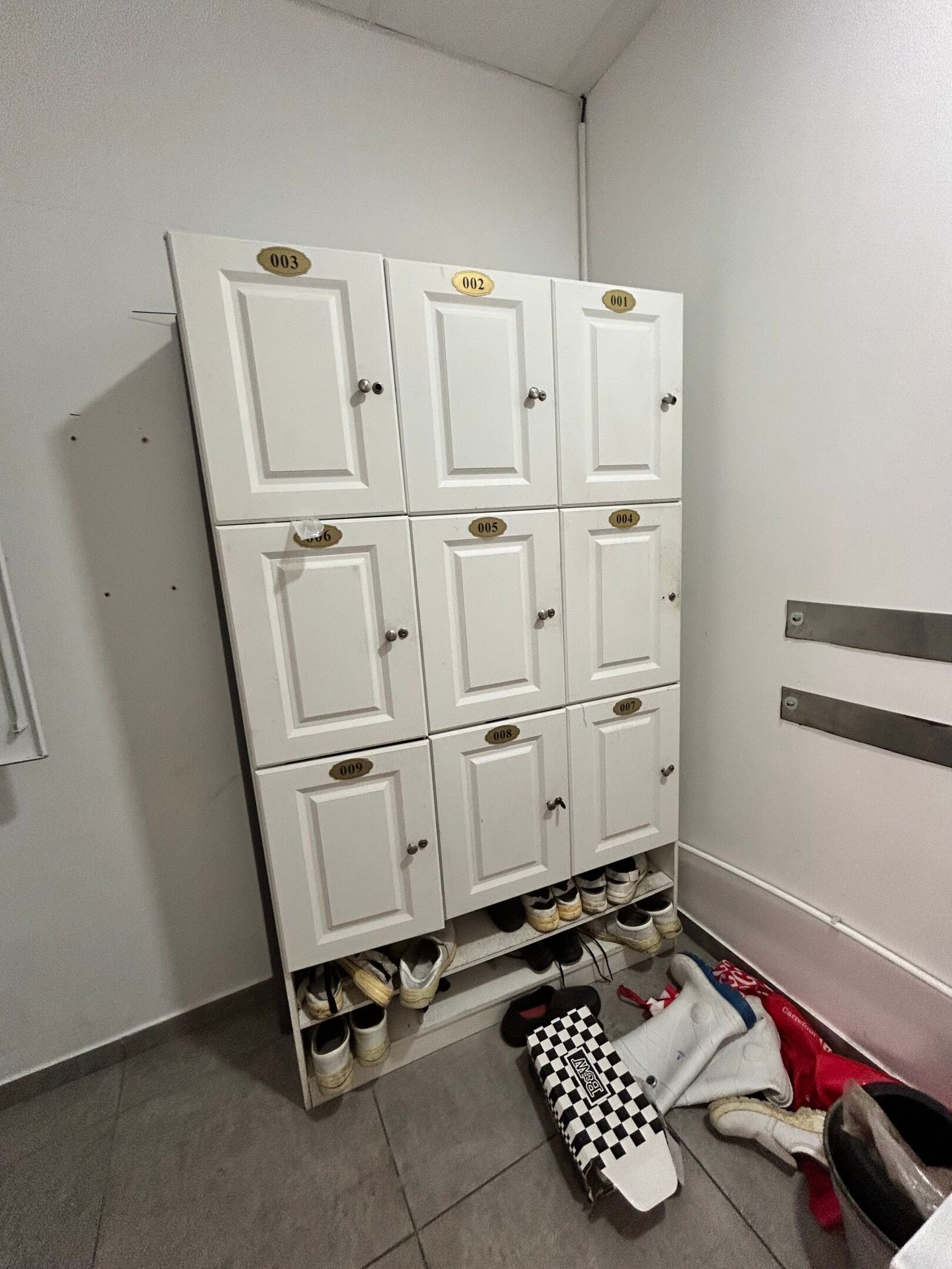 Vestiaires en bois mélaminé blanc à 9 casiers L.