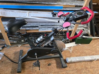 un vélo posé sur une béquille dans un garage