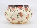 un vase blanc orné d'un motif floral