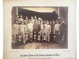 un groupe d'hommes debout devant un immeuble
