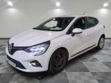 la voiture blanche est garée sur un carrelage à carreaux