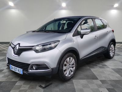 la voiture argentée est garée sur un carrelage à carreaux