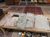 les nombreux objets qui se trouvent sur une table dans une pièce