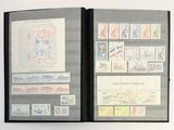 un livre avec des timbres et des timbres collés dessus, posé sur une table