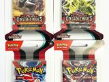 quatre paquets de cartes à collectionner Pokémon dans un emballage