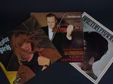 trois pochettes différentes de CD de musique sur un fond noir