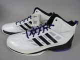 Chaussures de basket adidas avec des lacets violets et des semelles noires et blanches
