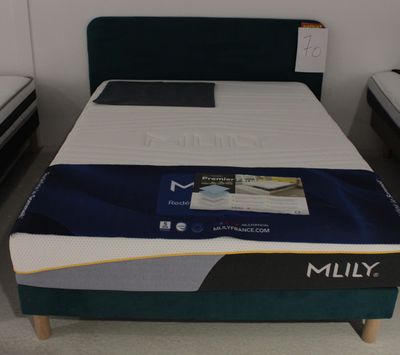 un lit sur lequel est posé un matelas dans une pièce