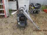 une petite machine qui se trouve dans l'herbe