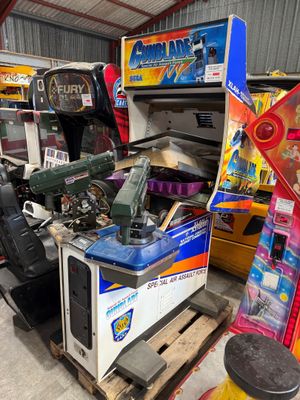 Il y a de nombreuses bornes d'arcade dans ce garage, dont un grand nombre