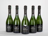 quatre bouteilles de vin sont alignées sur une surface blanche