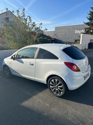 la voiture blanche est garée sur le côté de la route