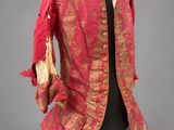 une veste rouge et dorée sur un mannequin, un mannequin, un mannequin, un mannequin, un mannequin, un mannequin, un mannequin, un mannequin, un mannequin, un mannequin, un mannequin, un mannequin, un mannequin, un mannequin, un mannequin, un mannequin, un mannequin, un mannequin, un mannequin, un mannequin, un mannequin, un mannequin, un mannequin, un mannequin, un mannequin, un mannequin, un mannequin, un mannequin, un mannequin, un mannequin, un mannequin, un mannequin, un mannequin, un