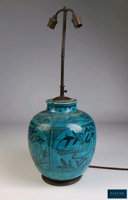 un vase bleu posé sur une table