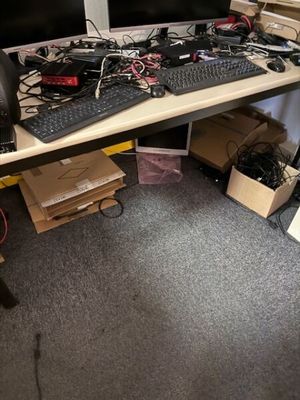 un bureau équipé d'un ordinateur et d'un clavier