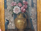 un tableau représentant un vase doré contenant des fleurs