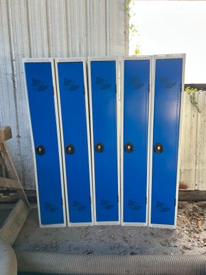 quatre casiers bleus qui se trouvent dans une pièce