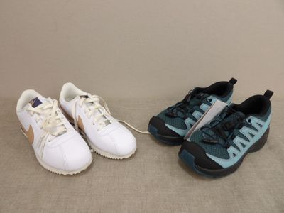 deux paires de chaussures posées l'une à côté de l'autre sur le sol